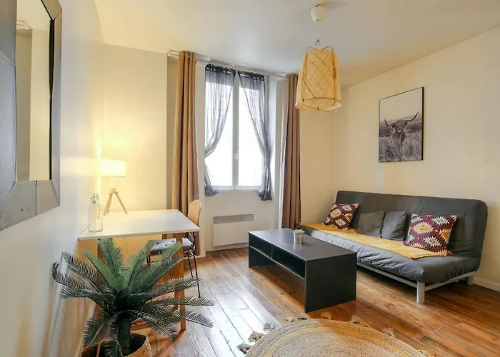 Charming With Balcony In The Heart Of The 7th *
